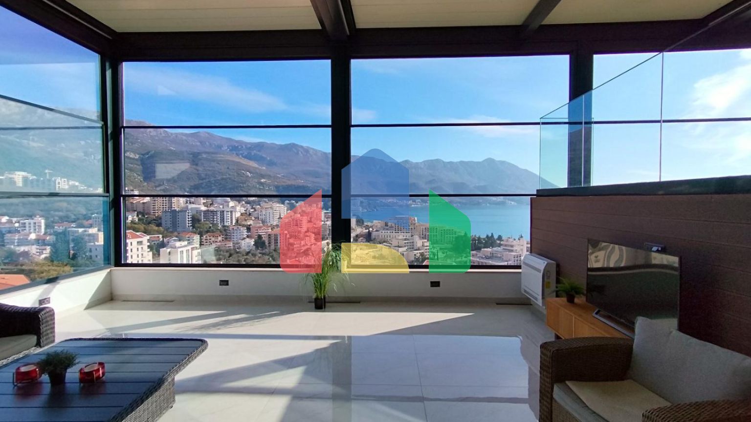 Продаётся роскошный двухэтажный пентхаус с бассейном и панорамным видом на море!