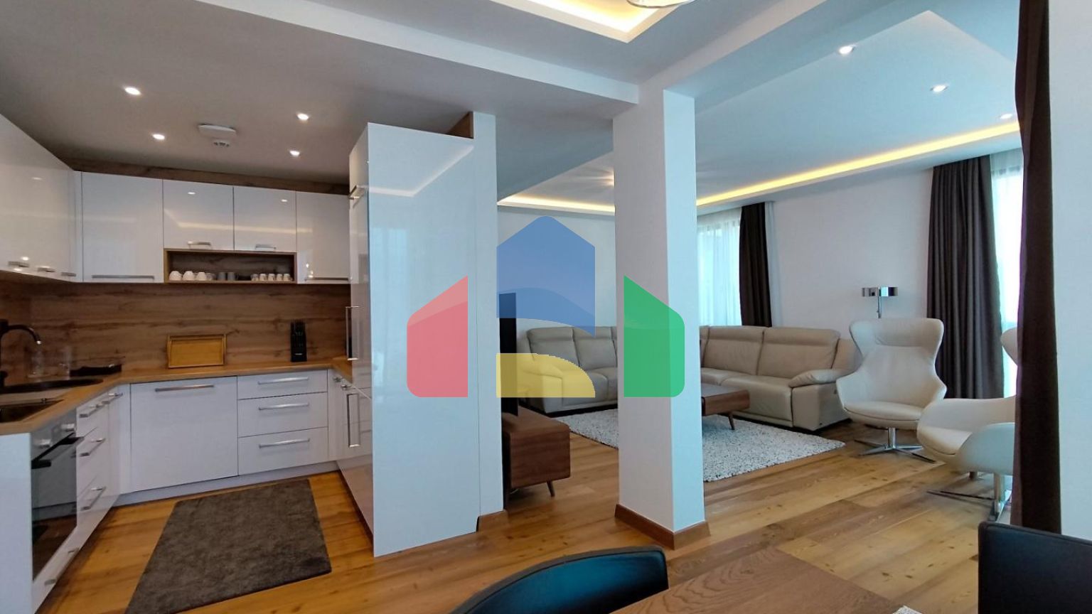 Продаётся роскошный двухэтажный пентхаус с бассейном и панорамным видом на море!