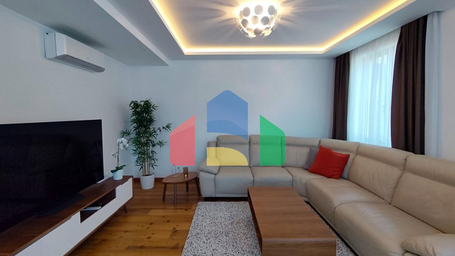 Продаётся роскошный двухэтажный пентхаус с бассейном и панорамным видом на море!