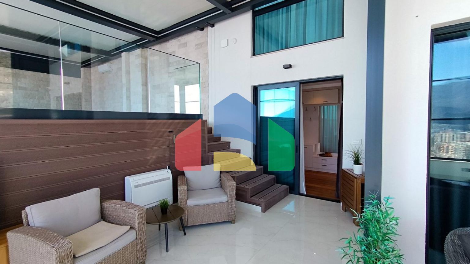 Продаётся роскошный двухэтажный пентхаус с бассейном и панорамным видом на море!