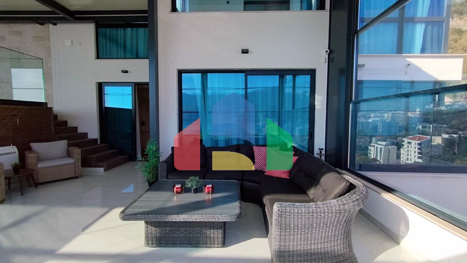 Продаётся роскошный двухэтажный пентхаус с бассейном и панорамным видом на море!