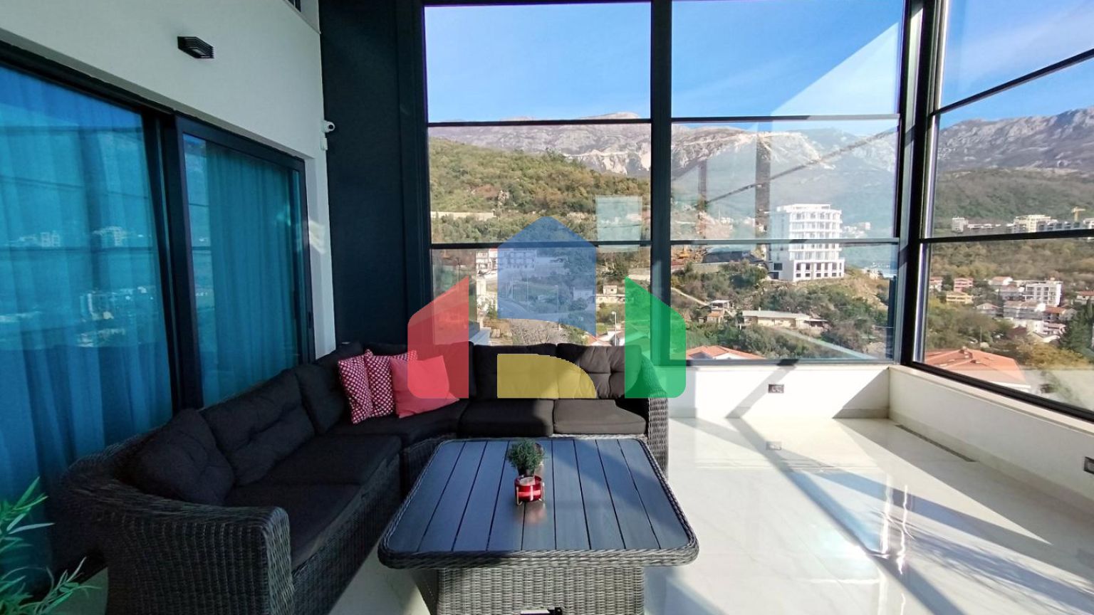 Продаётся роскошный двухэтажный пентхаус с бассейном и панорамным видом на море!