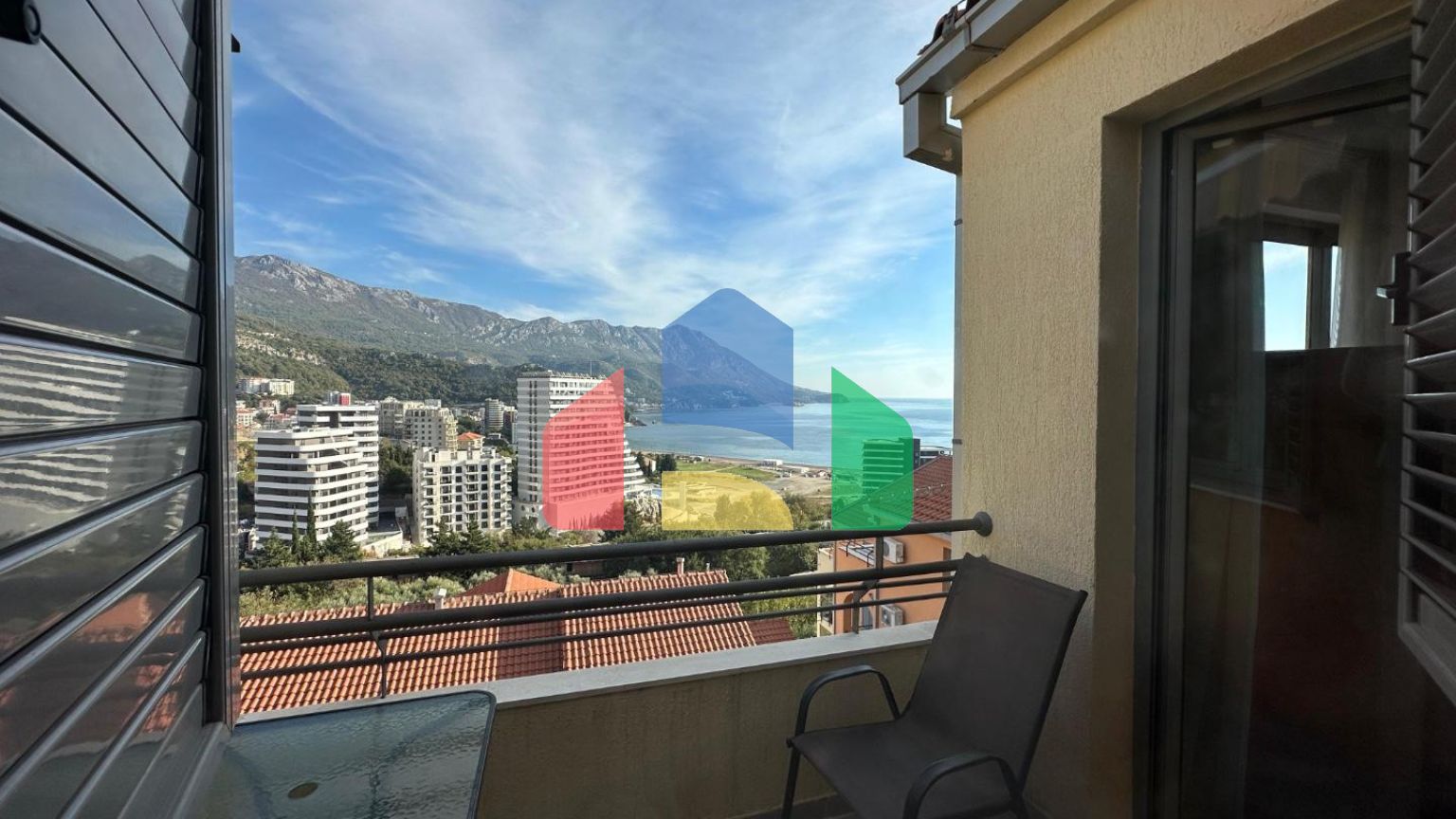 Квартира с 2 спальнями и панорамным видом на море в Бечичи