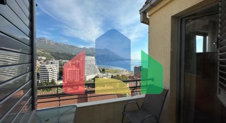 Квартира с 2 спальнями и панорамным видом на море в Бечичи