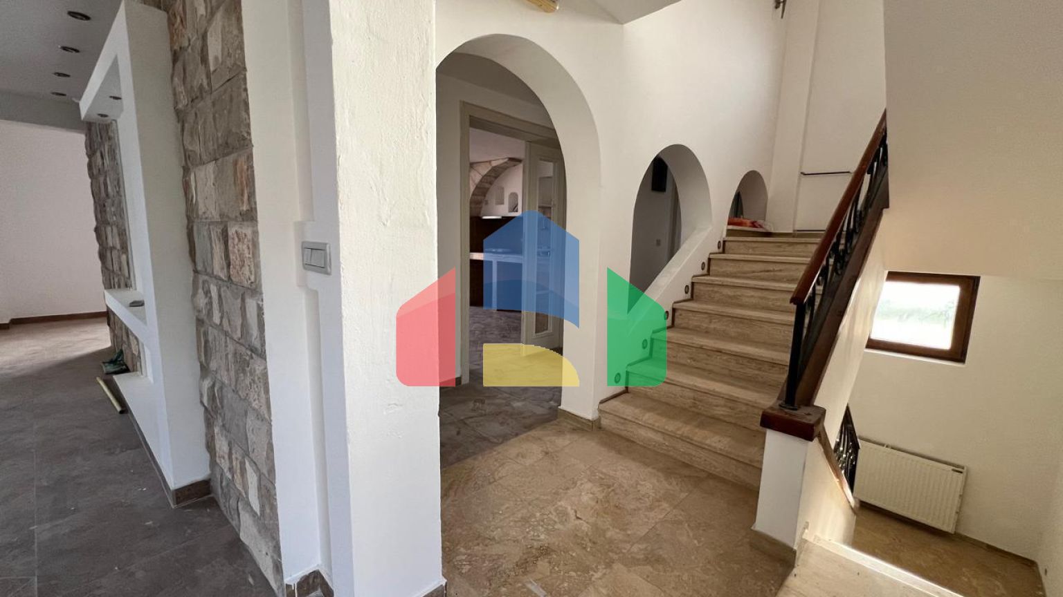 Продается трехэтажный дом с подземным гаражом, 430 000 €