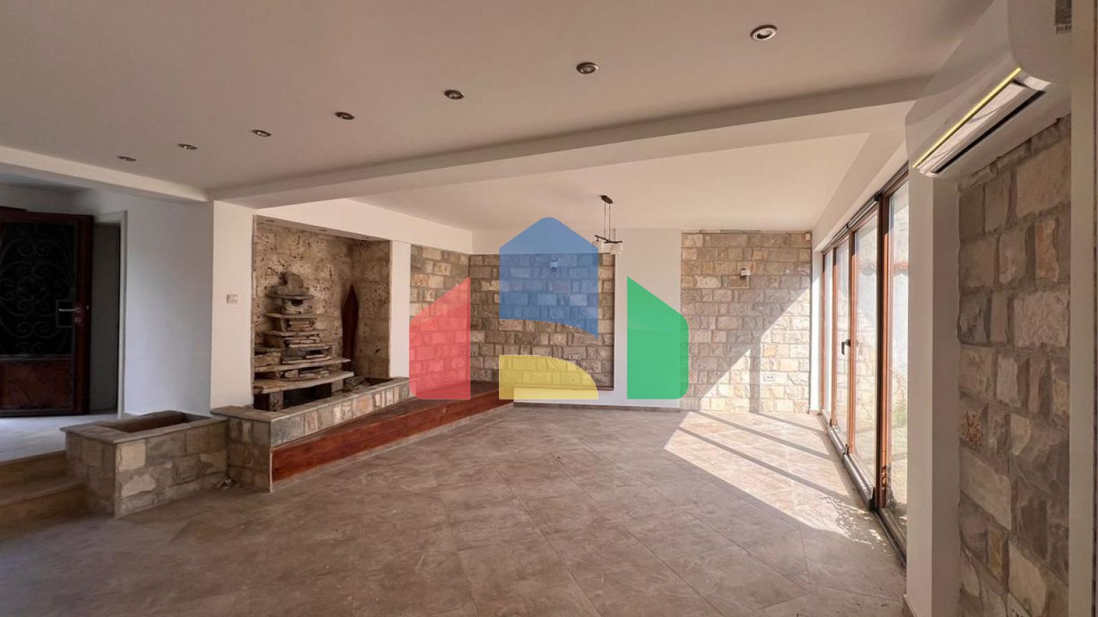 Продается трехэтажный дом с подземным гаражом, 430 000 €