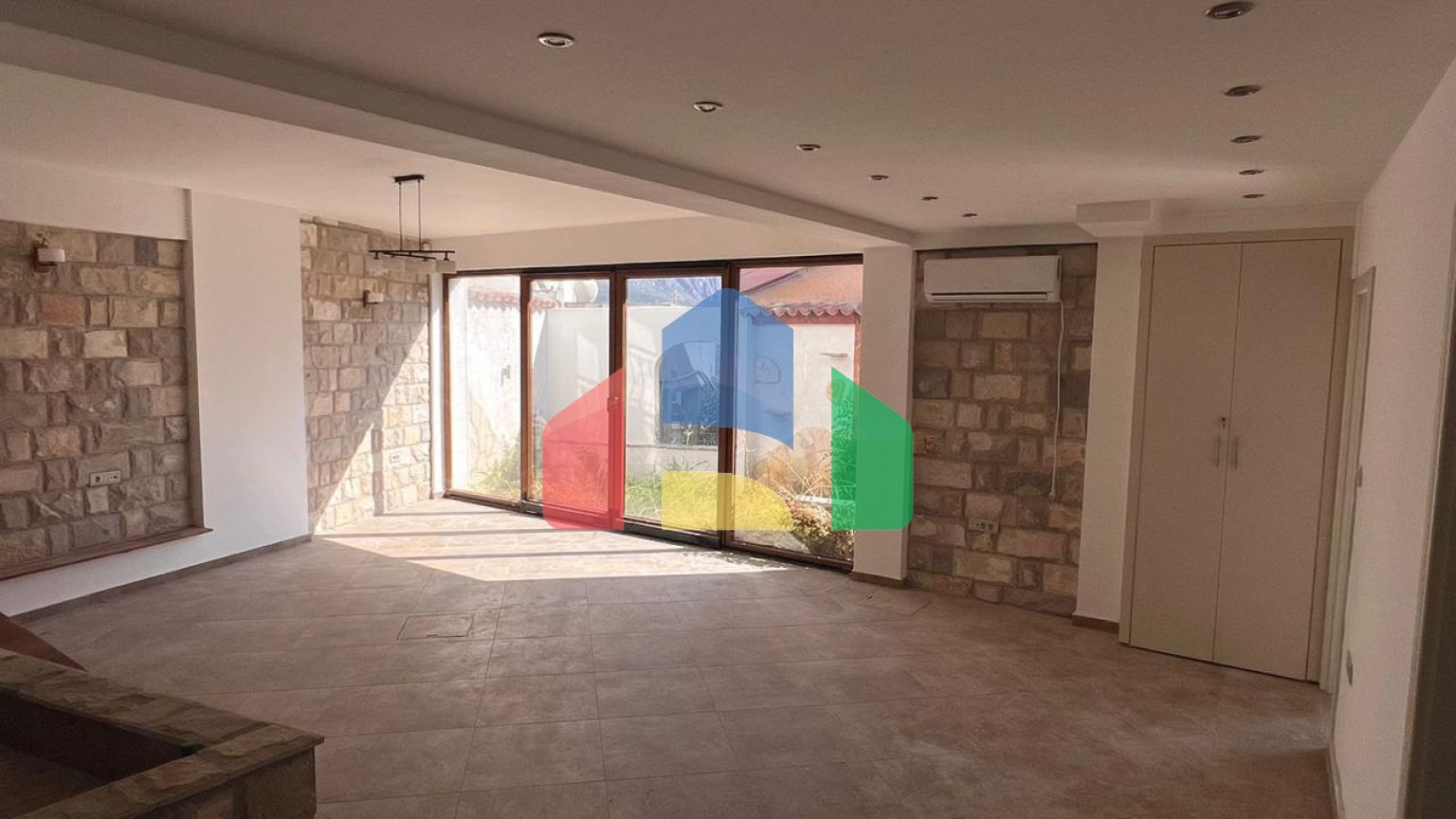 Продается трехэтажный дом с подземным гаражом, 430 000 €