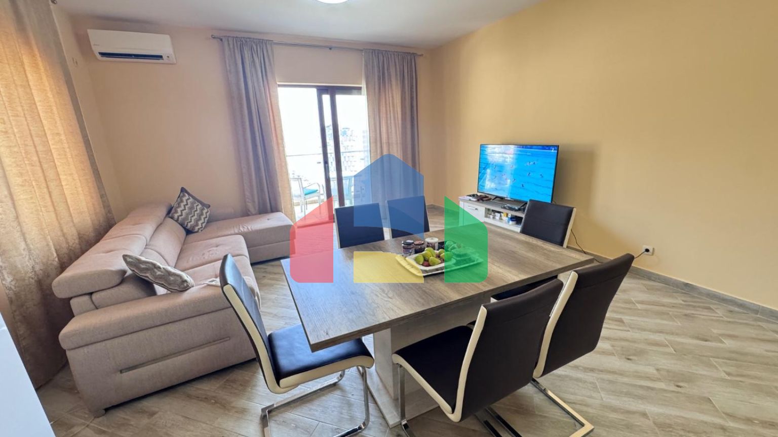 Квартира с 2 спальнями с панорамным видом на море и горы в новом комплексе с бассейном в Бечичи.