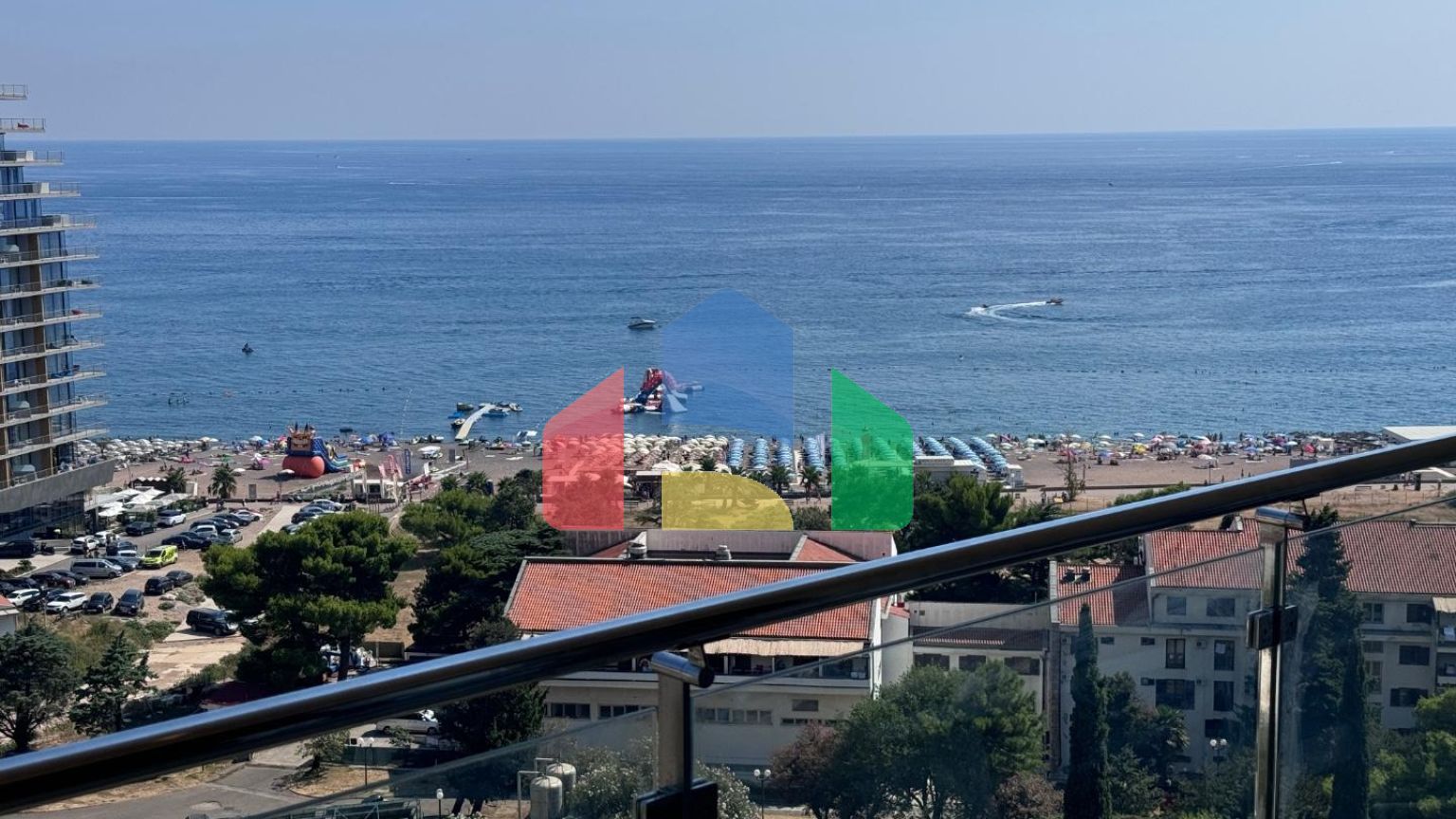 Квартира с 2 спальнями с панорамным видом на море и горы в новом комплексе с бассейном в Бечичи.