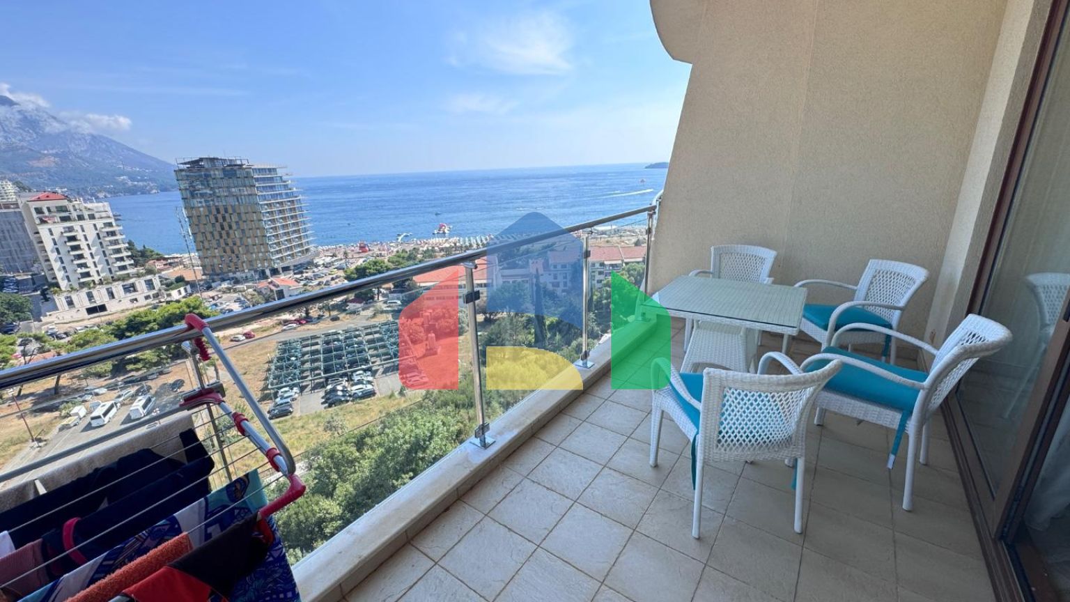 Квартира с 2 спальнями с панорамным видом на море и горы в новом комплексе с бассейном в Бечичи.