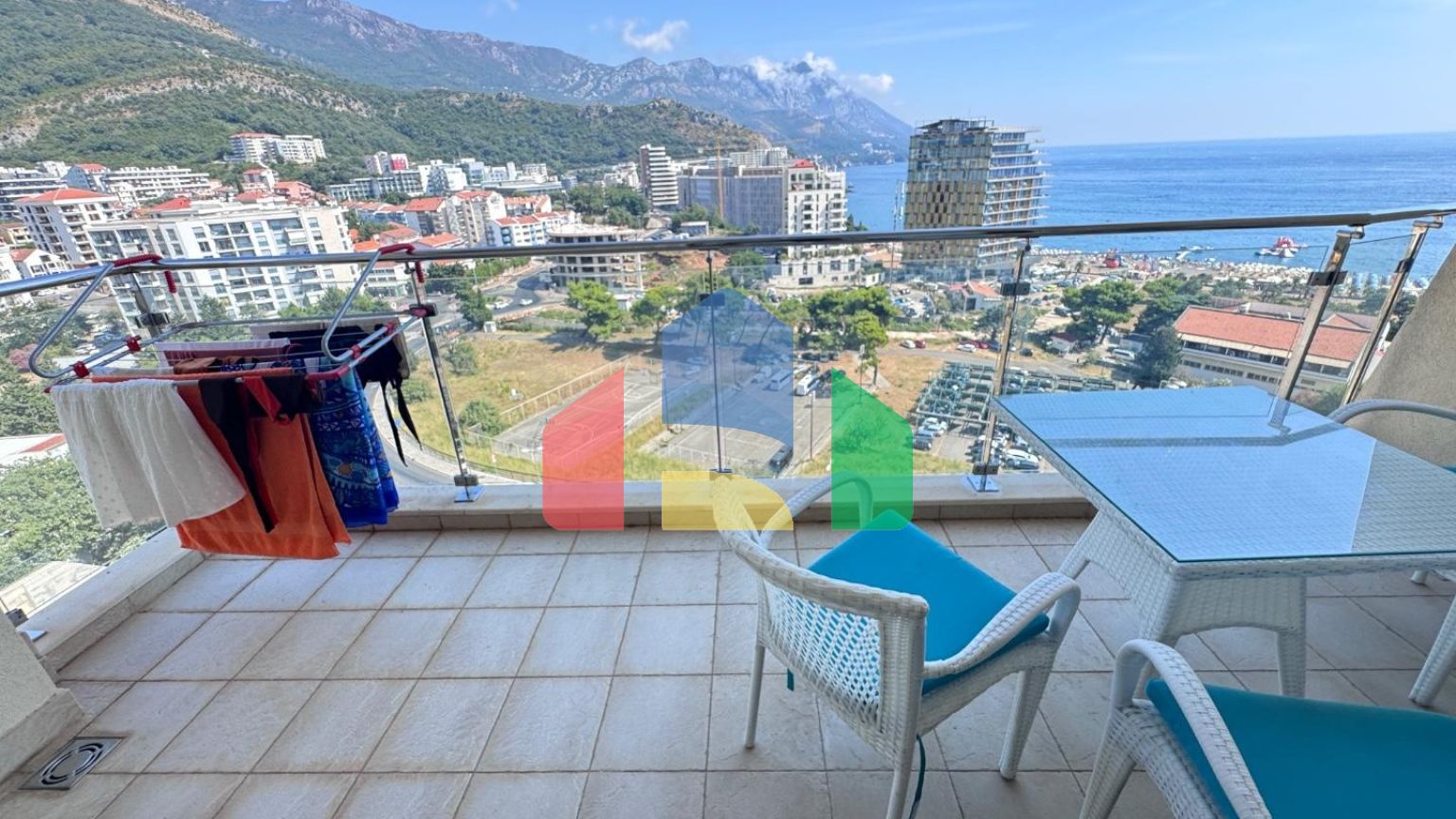 Квартира с 2 спальнями с панорамным видом на море и горы в новом комплексе с бассейном в Бечичи.
