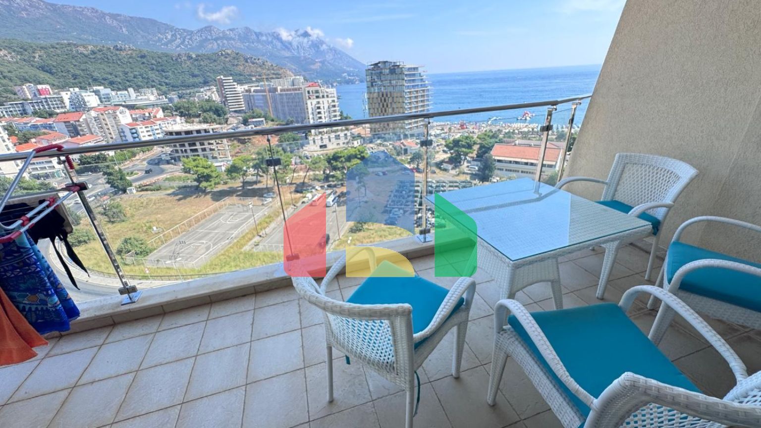 Квартира с 2 спальнями с панорамным видом на море и горы в новом комплексе с бассейном в Бечичи.