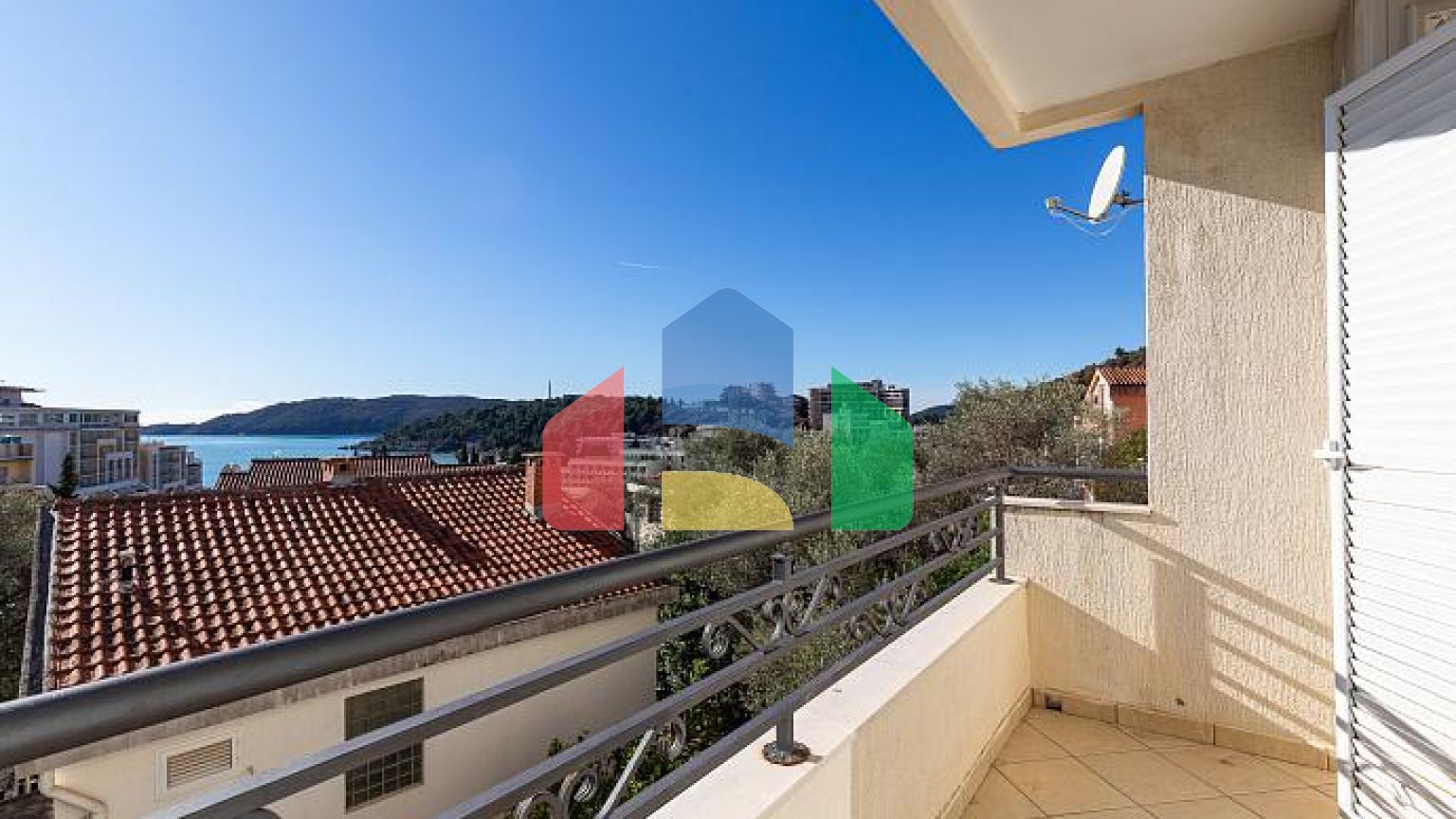 Просторная квартира 64 м² с видом на море в Бечичи