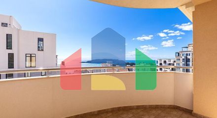 Квартира 52 м² с видом на море и двумя террасами в Бечичи