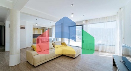 Spacious Penthouse with large terrace and sea view