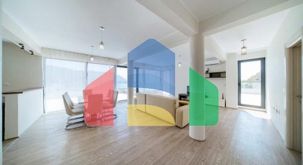 Spacious Penthouse with large terrace and sea view