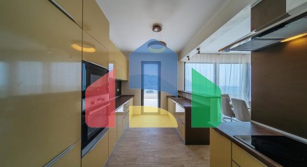 Spacious Penthouse with large terrace and sea view