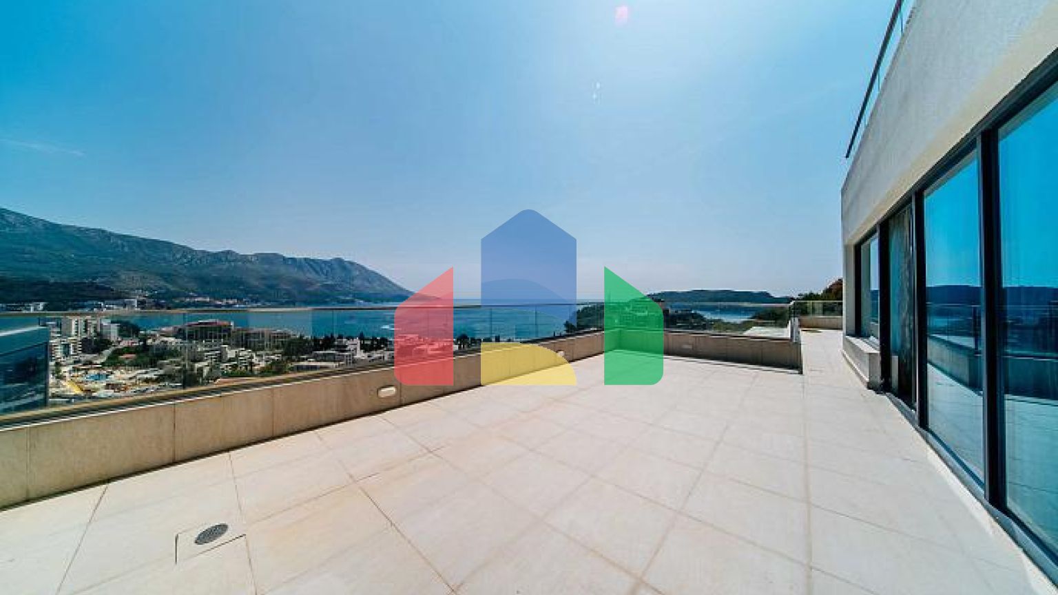 Просторный Пентхаус с большой террасой и видом на море