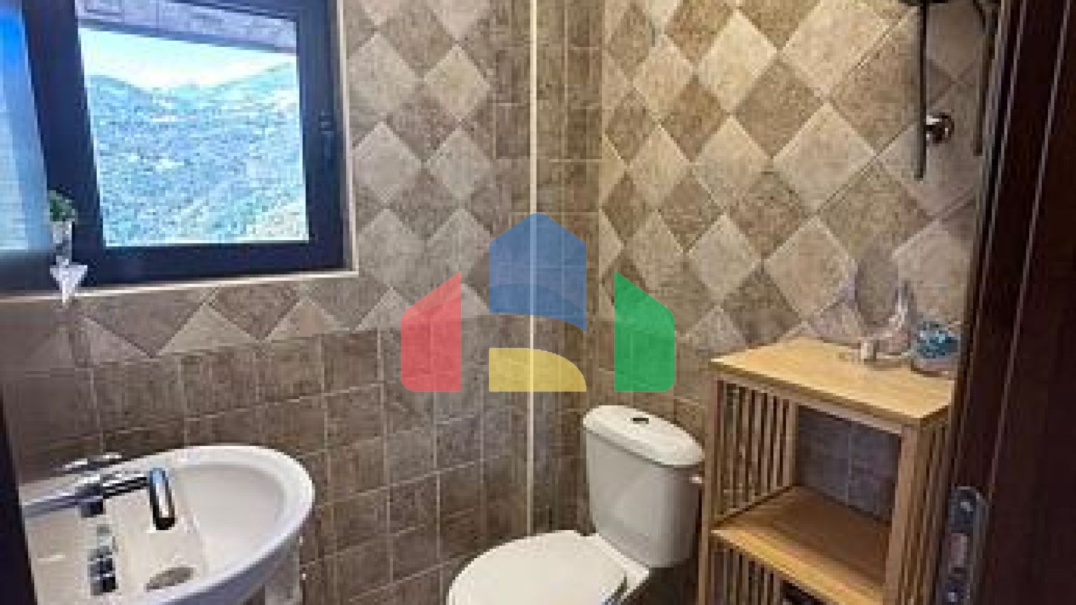 Прекрасный четырехэтажный дом с захватывающим видом на море в Бечичи