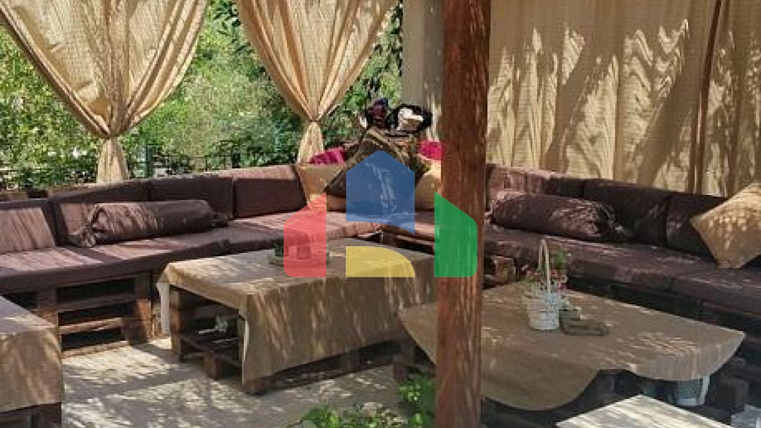 Трехэтажный дом в Бечичи