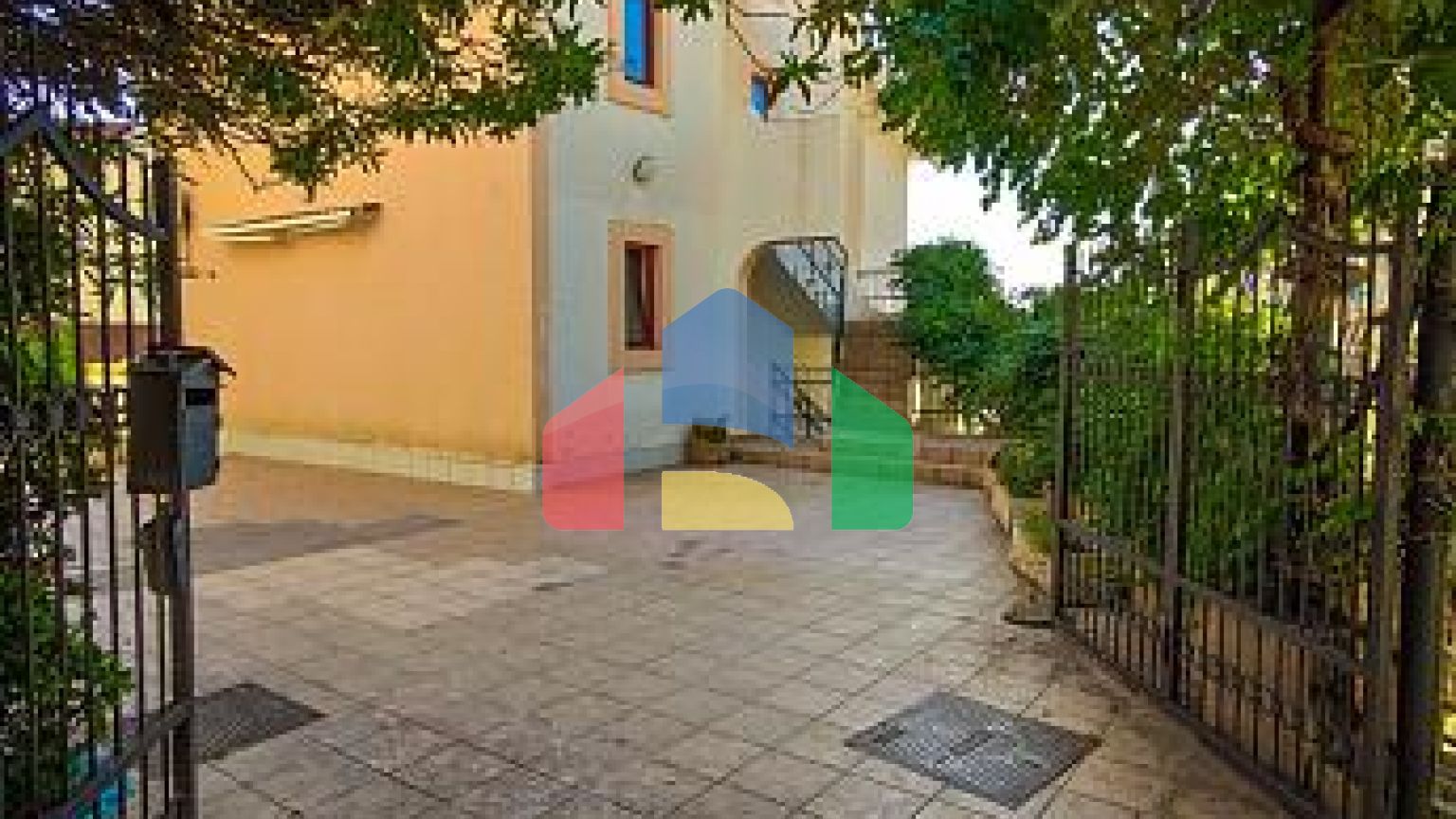 Отель на продажу в Бечичи