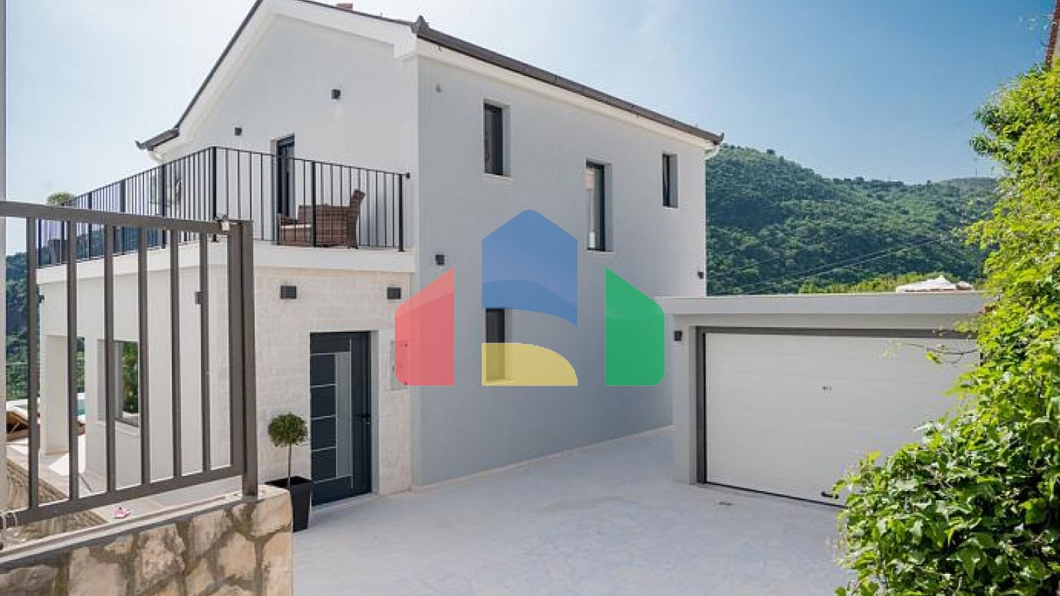 Современная вилла с видом на море в Бечичах