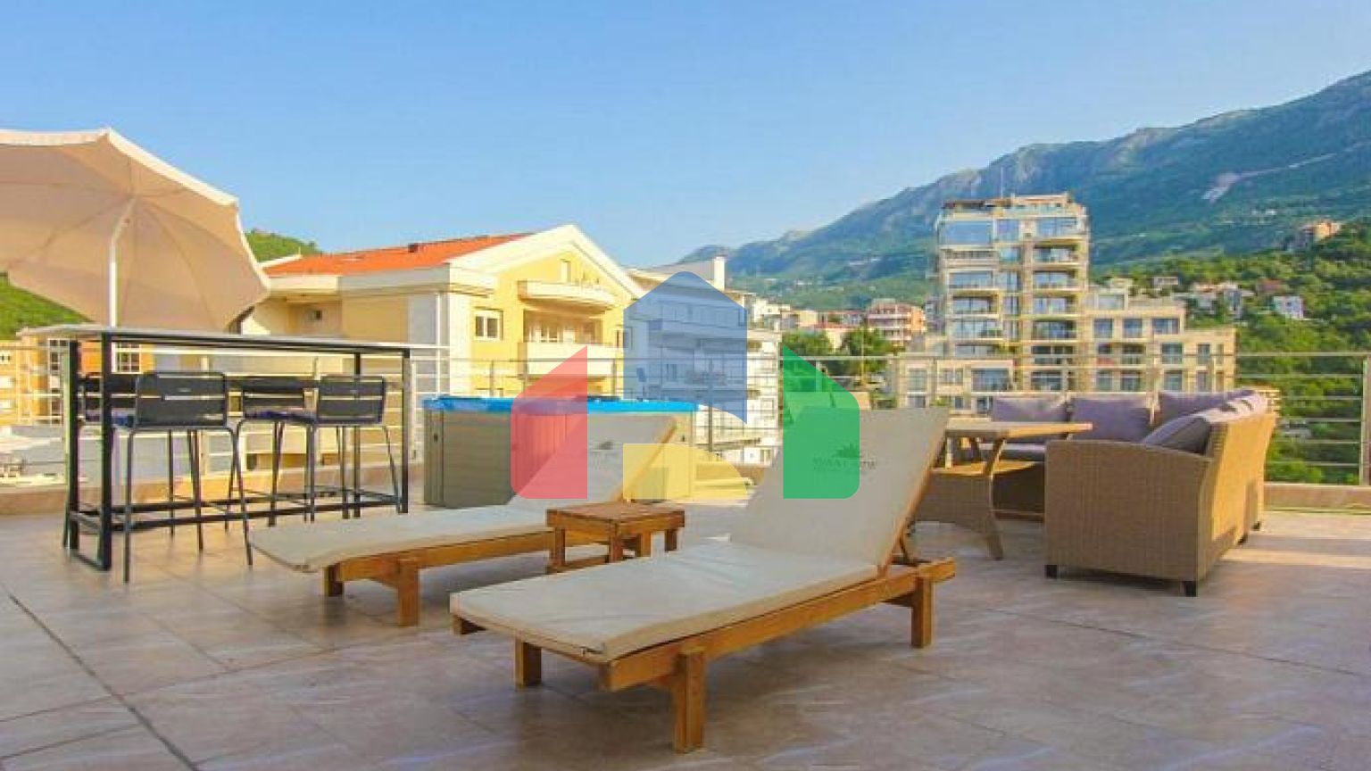 На продажу пентхаус в Бечичи с панорамным видом на море