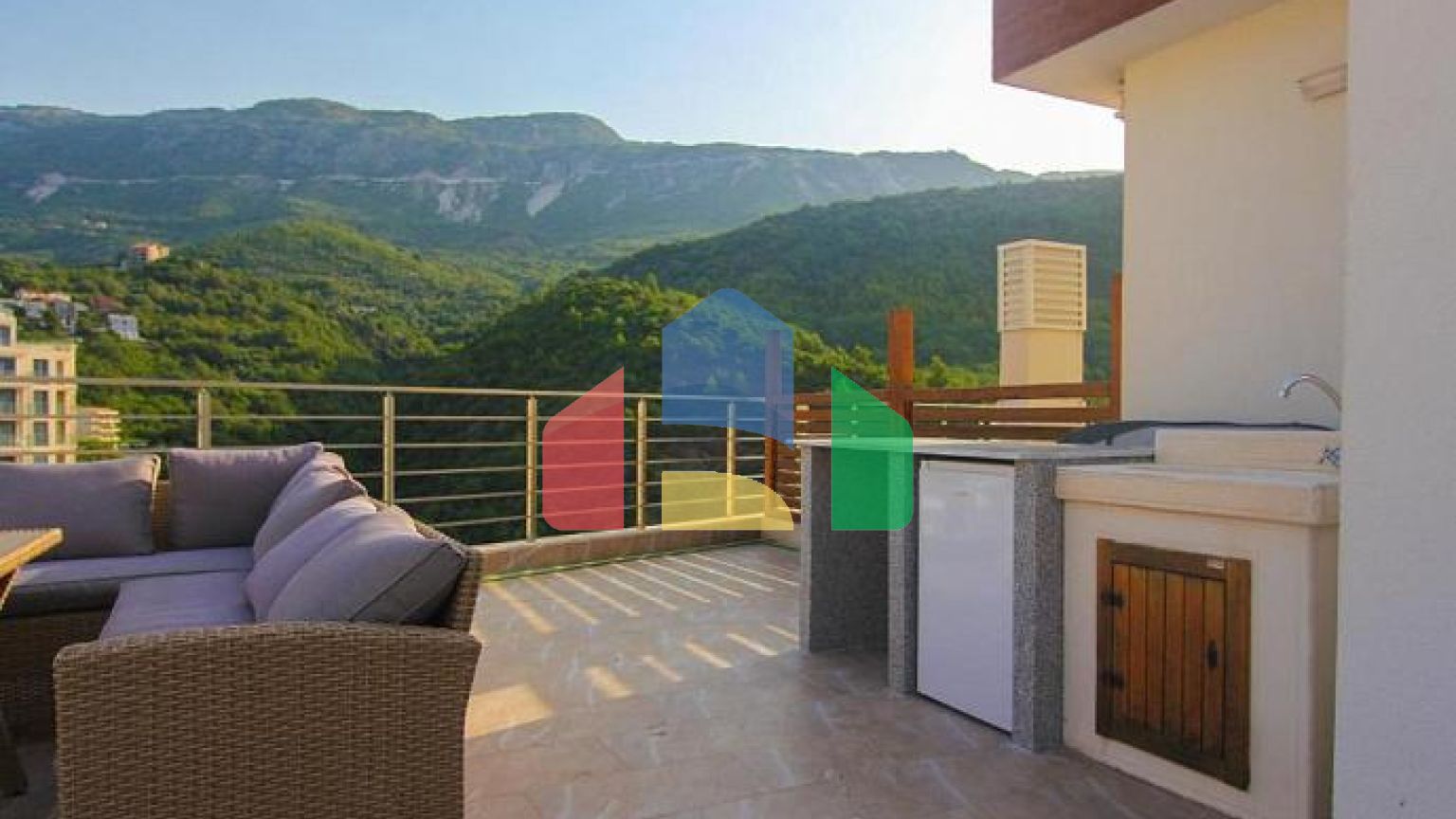 На продажу пентхаус в Бечичи с панорамным видом на море