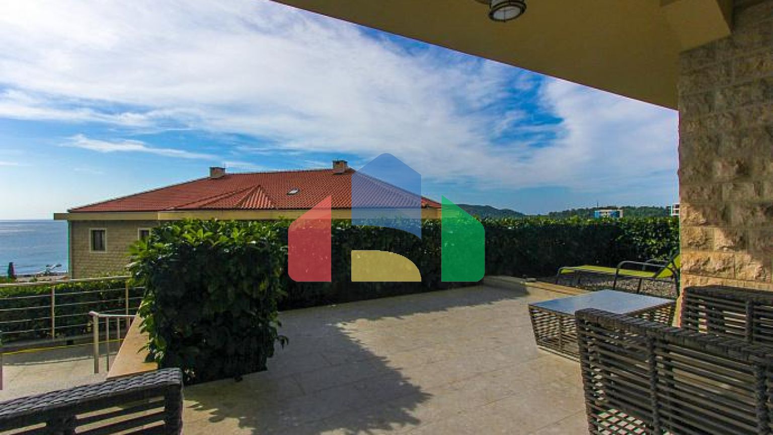 На продажу квартира в Бечичи в комплексе с бассейном