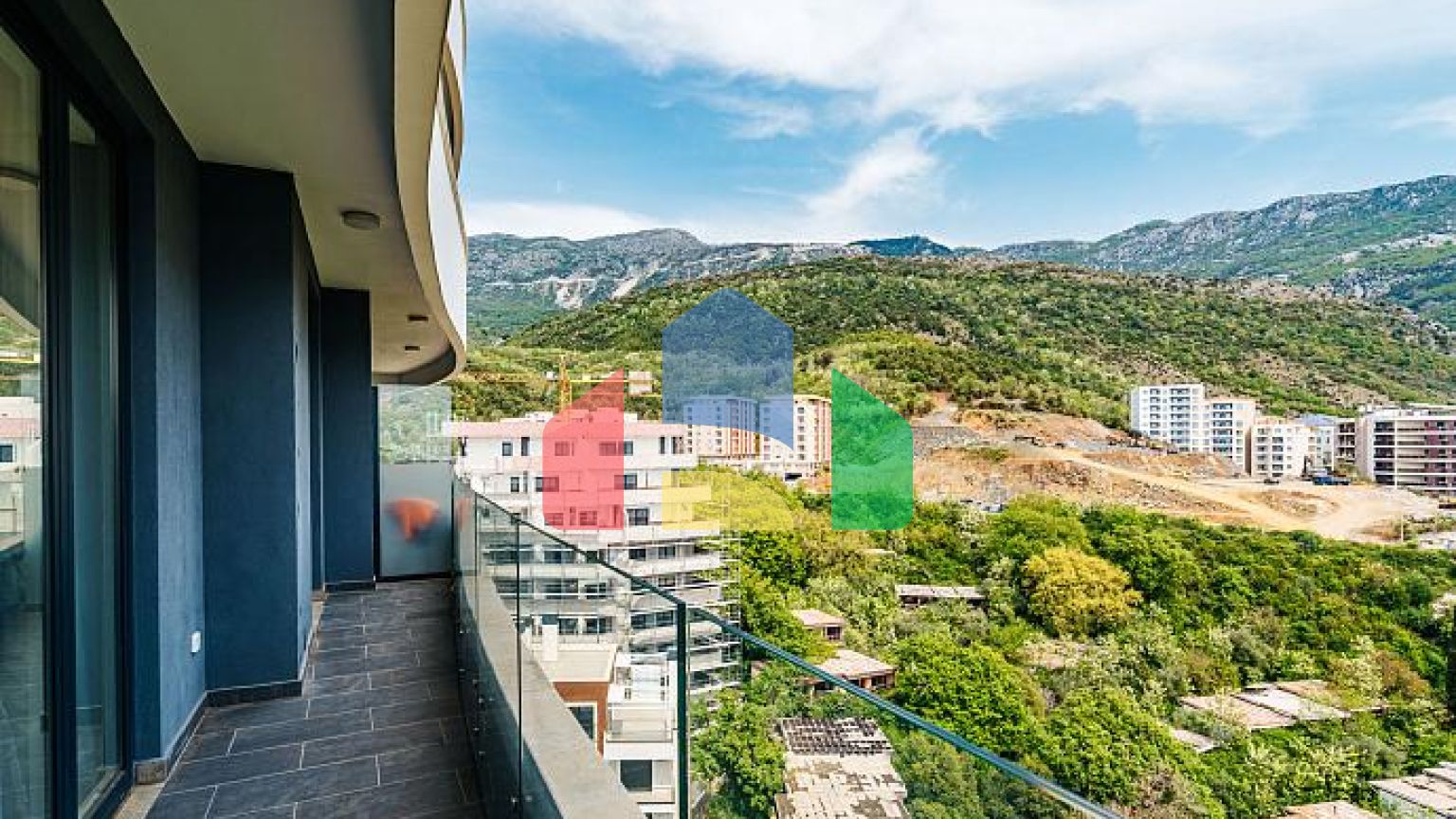 Квартира с двумя спальными комнатами и видом на море в Бечичи