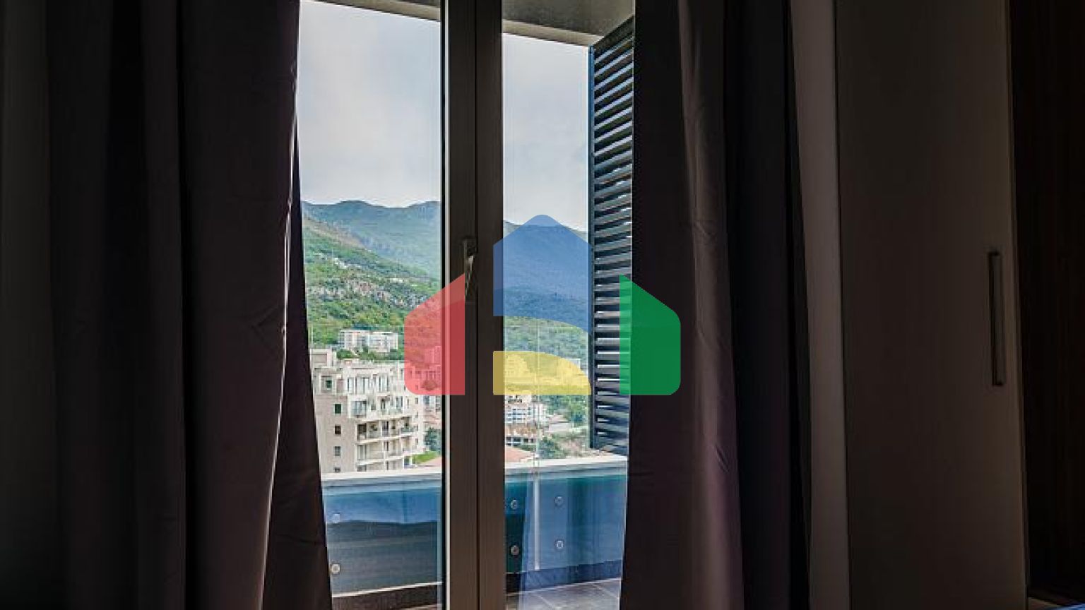 Квартира с двумя спальными комнатами и видом на море в Бечичи