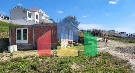 A plot with a house in Ivanovići, 905m²