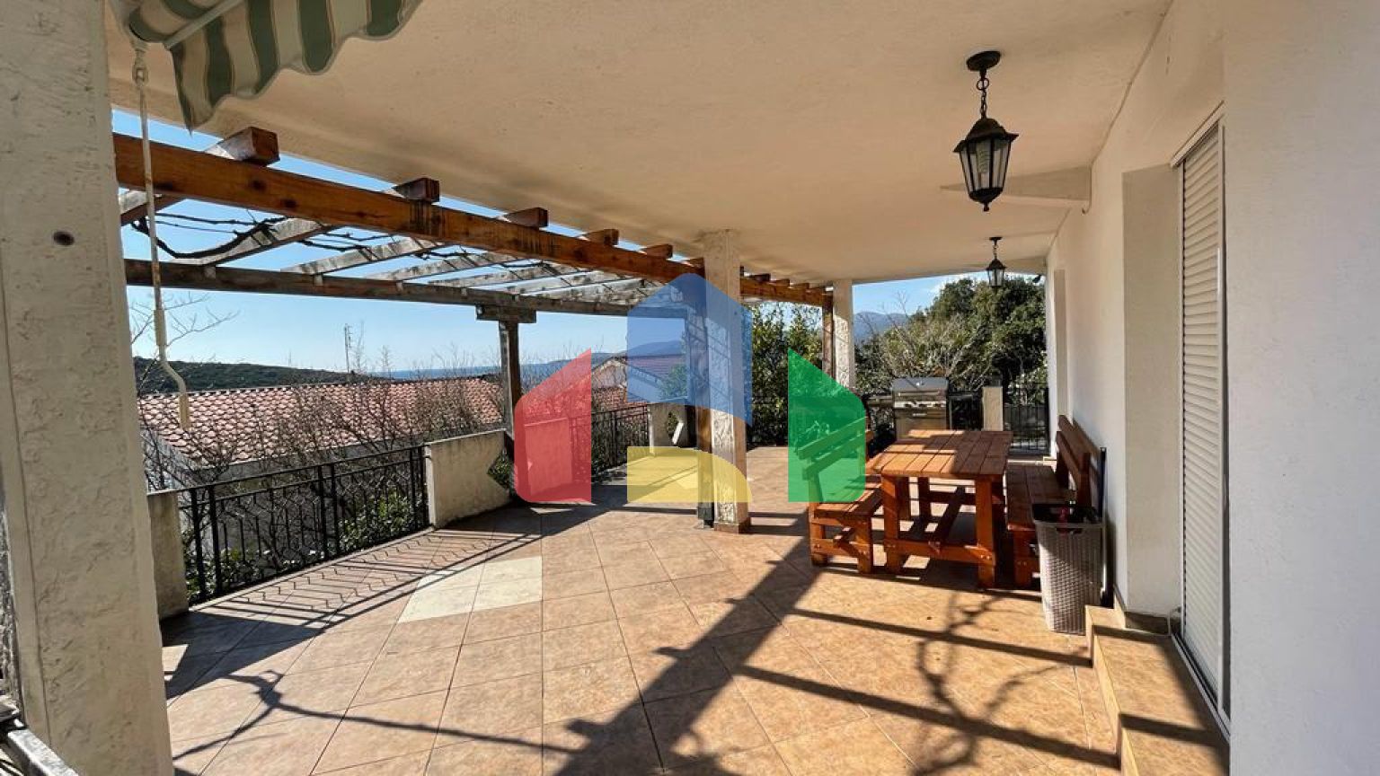 Дом с 4 спальнями в Бигово