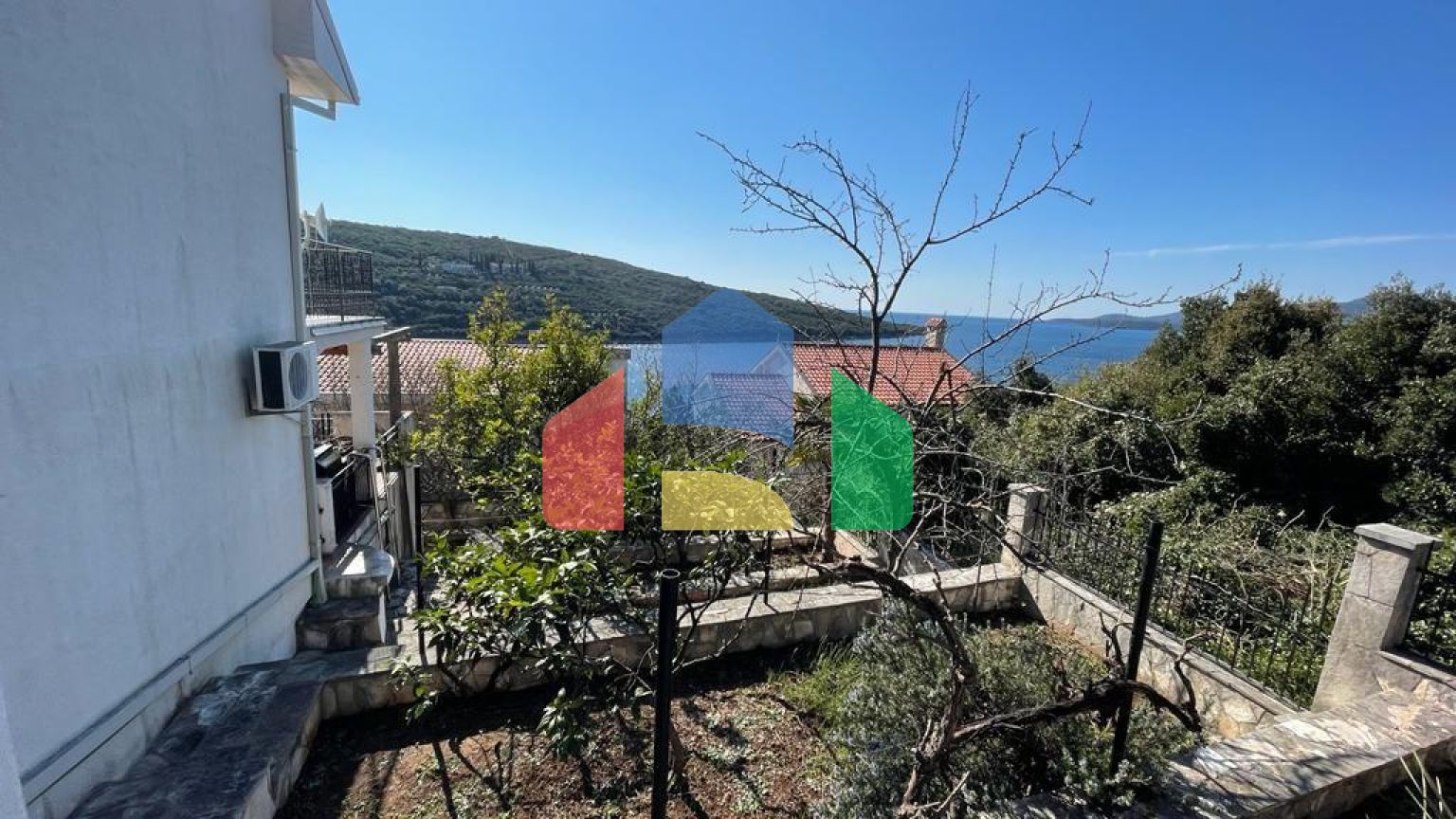 Дом с 4 спальнями в Бигово