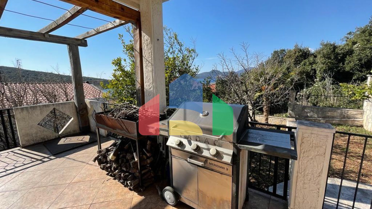 Дом с 4 спальнями в Бигово