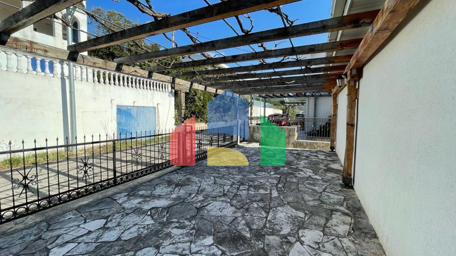 Дом с 4 спальнями в Бигово