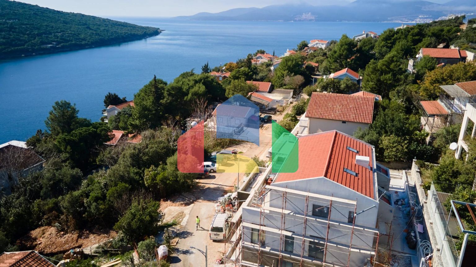 Двухспальный апартамент с просторной террасой у моря в живописном заливе Бигово