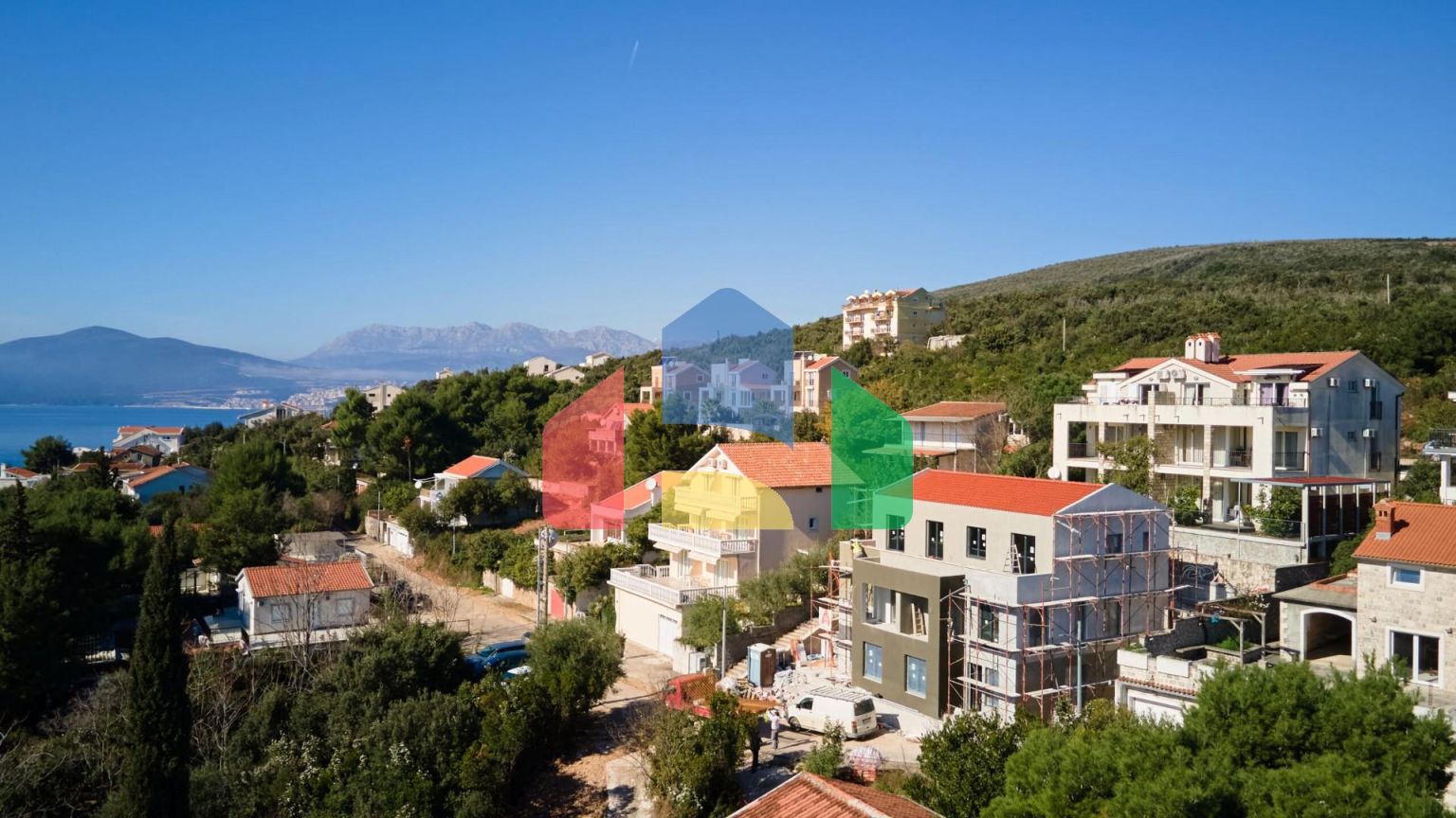 Двухспальный апартамент с просторной террасой у моря в живописном заливе Бигово