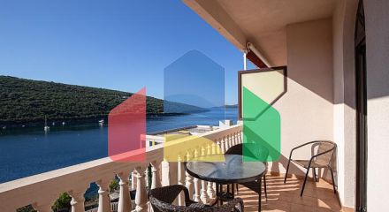 Уютная квартира в Бигово на первой линии моря — с видом и просторной террасой