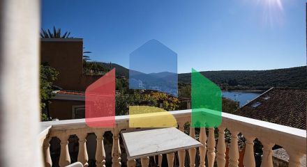 Уютная квартира в Бигово на первой линии моря — с видом и просторной террасой