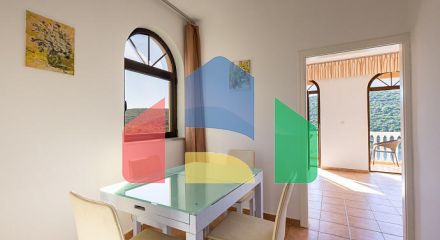 Уютная квартира в Бигово на первой линии моря — с видом и просторной террасой