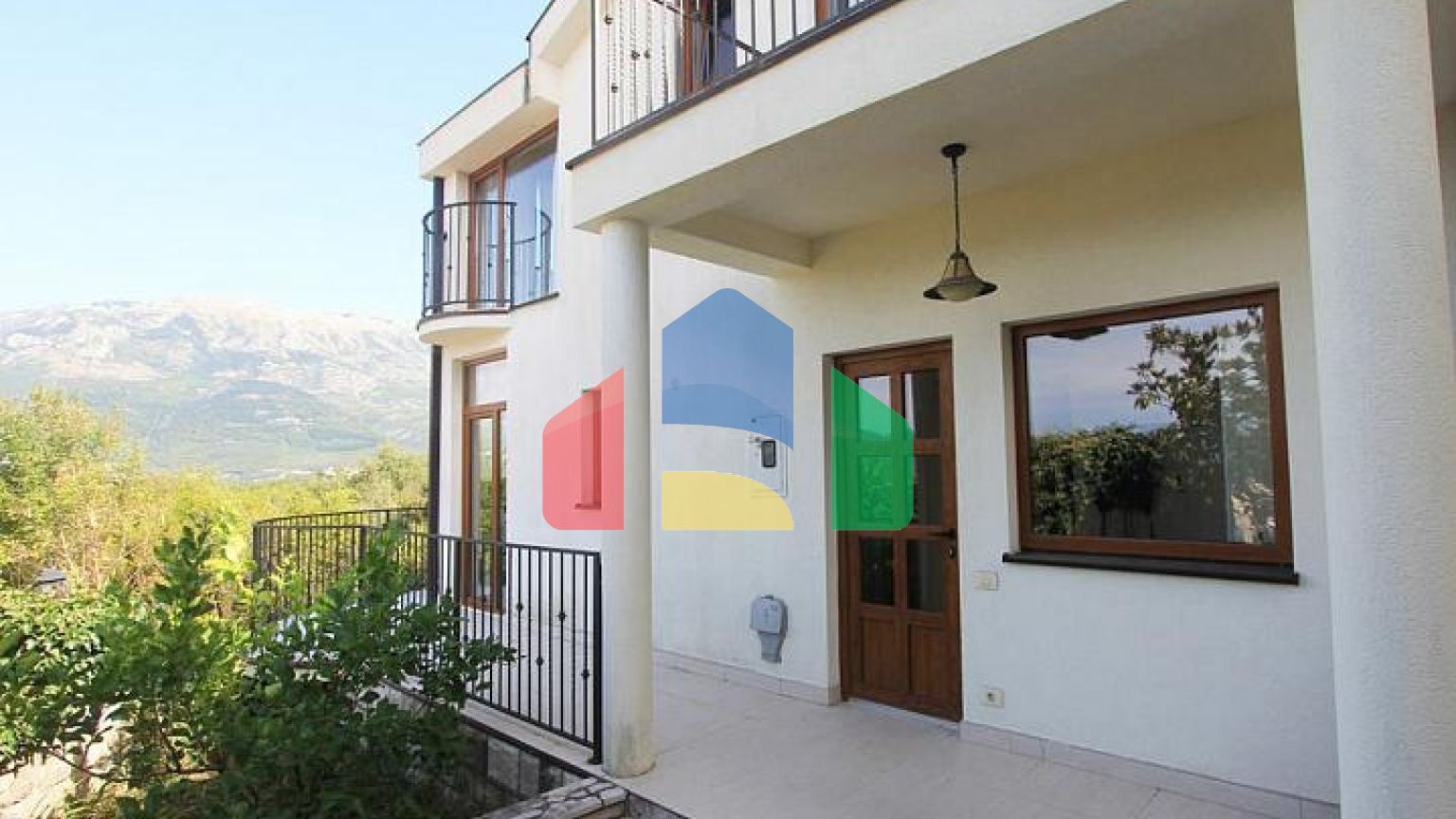 Дом в комплексе с бассейном и видом на море