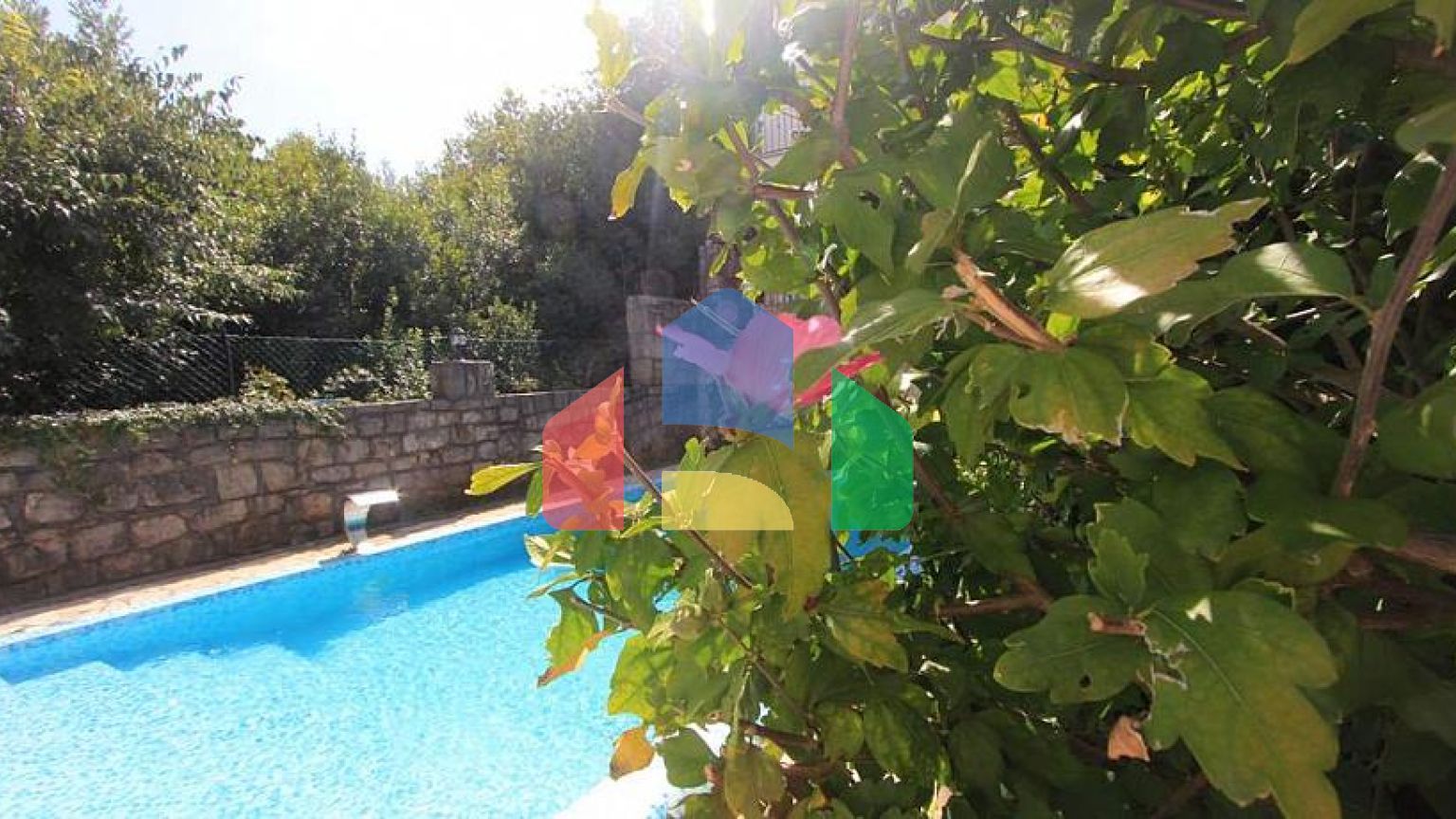 Дом в комплексе с бассейном и видом на море