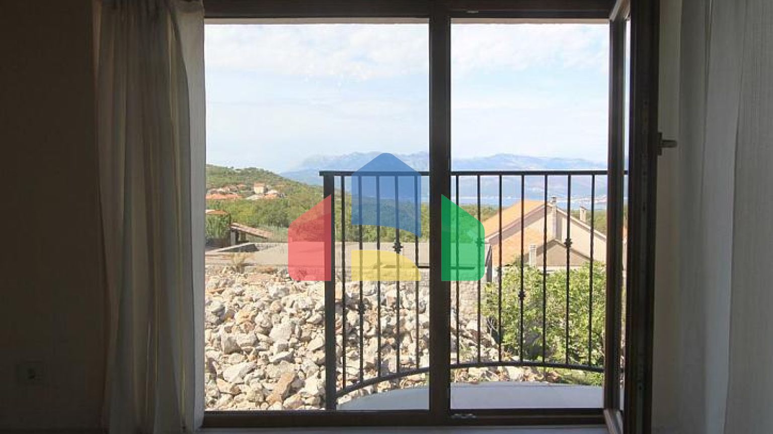 Дом в комплексе с бассейном и видом на море