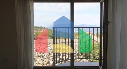 Дом в комплексе с бассейном и видом на море