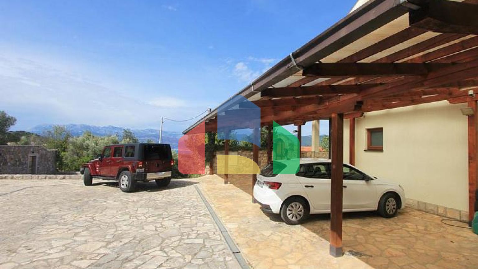 Дом в комплексе с бассейном и видом на море