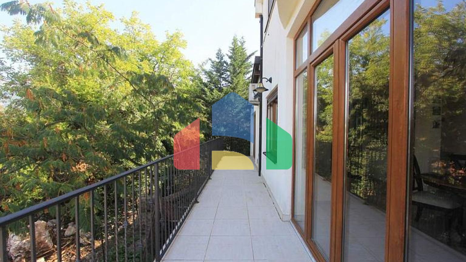 Дом в комплексе с бассейном и видом на море