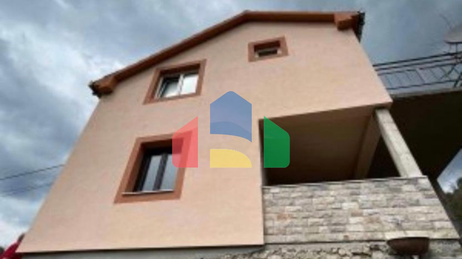 Двухкомнатный дом, находится в уютном и тихом месте района Биела.