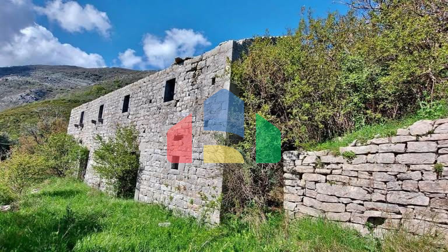 Каменная руина с панорамным видом на море в Биела