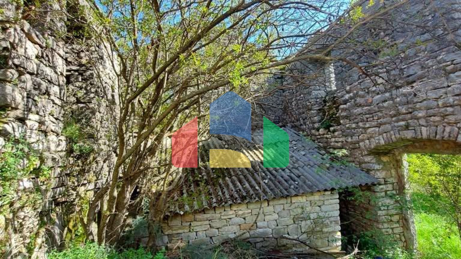 Каменная руина с панорамным видом на море в Биела